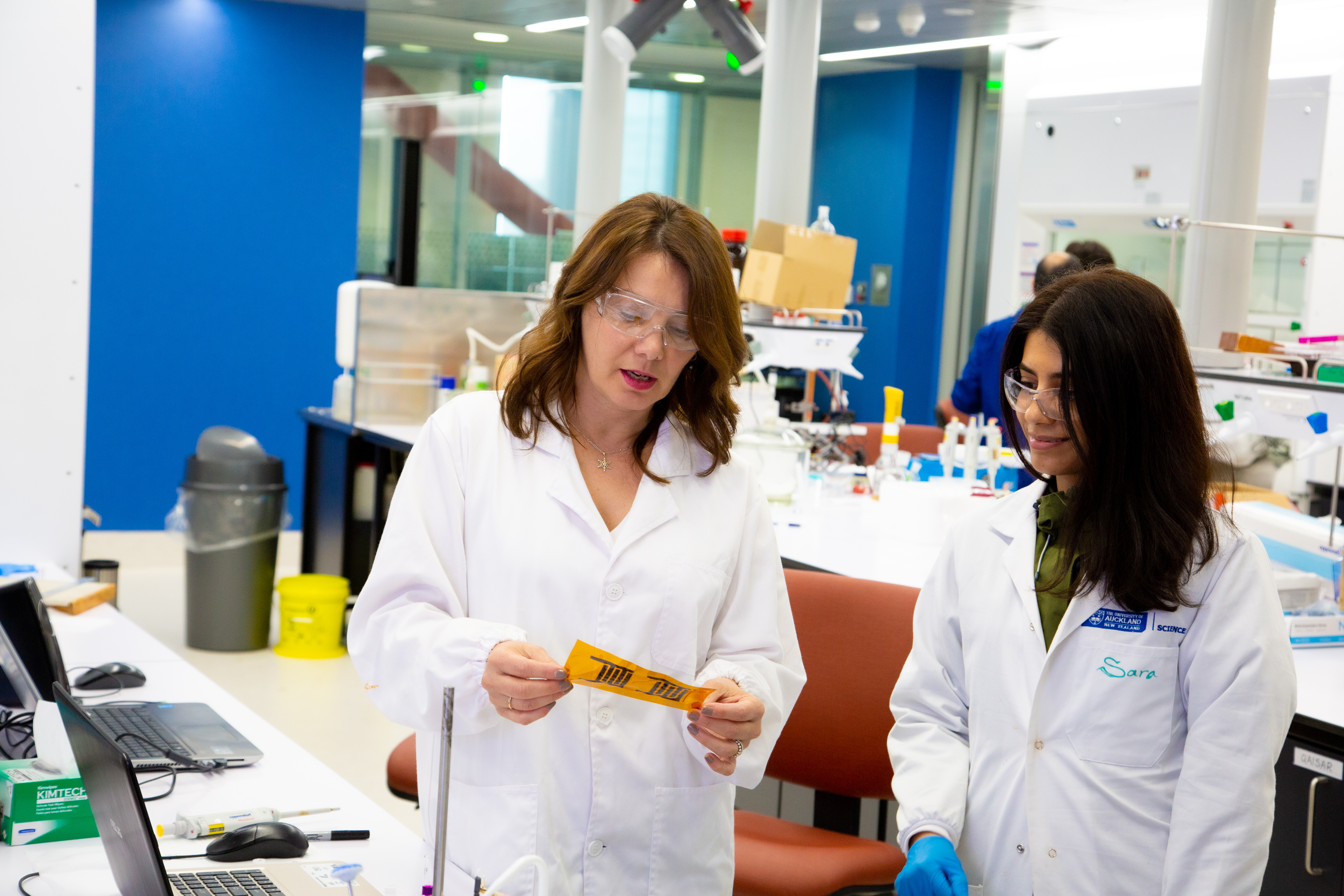 Jadranka Travas Sejdic in lab with students 3