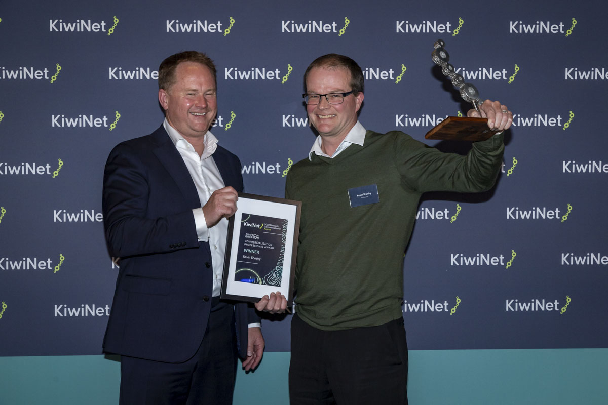 KiwiNet Awards Kevin Sheehy right with Greg Mitchell Senior Associate Simpson Grierson left. Photo Sciencelens MG 3352 s67